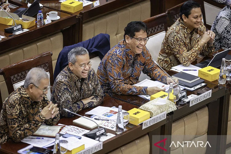 Menteri Keuangan Purbaya Yudhi Sadewa (kedua kanan) saat mengikuti rapat kerja dengan Komisi XI DPR di Kompleks Parlemen. (Foto: Antara)