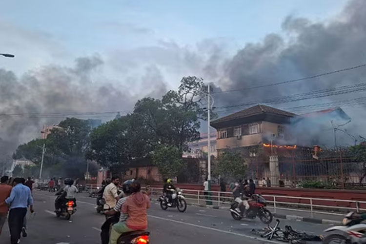 Asap membumbung tinggi setelah Gen Z membakar gedung parlemen Nepal. (Foto: Hindustan Times)