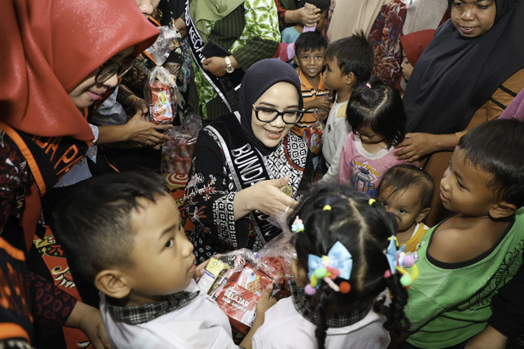 Bunda PAUD Kota Surabaya, Rini Indriyani saat Kelas Parenting Orang Tua Pusat Pembelajaran Keluarga (Puspaga) RW, di Balai RW 4, Kelurahan Tanah Kali Kedinding, Kecamatan Kenjeran. (Foto: Diskominfo Surabaya)