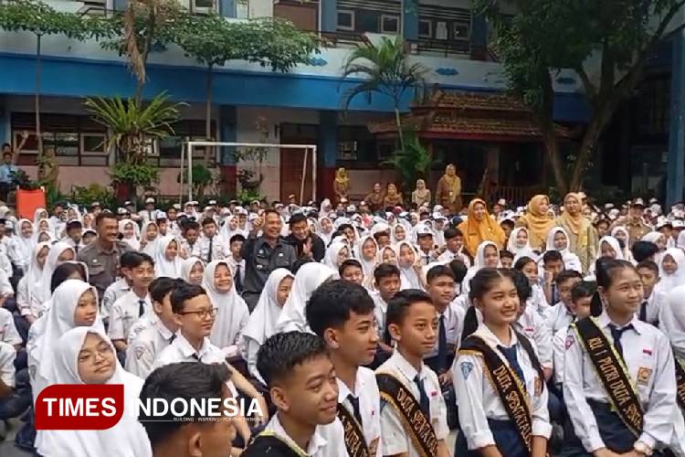 Para siswa Kota Malang penerima seragam gratis. (Foto: Rizky Kurniawan Pratama/TIMES Indonesia)