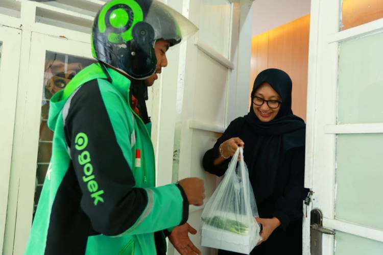 Beberapa Aparatur Sipil Negara (ASN), BUMN, BUMD saat belanja menggunakan Ojol di tanggal cantik. (Foto: Humas Pemkab for TIMES Indonesia)