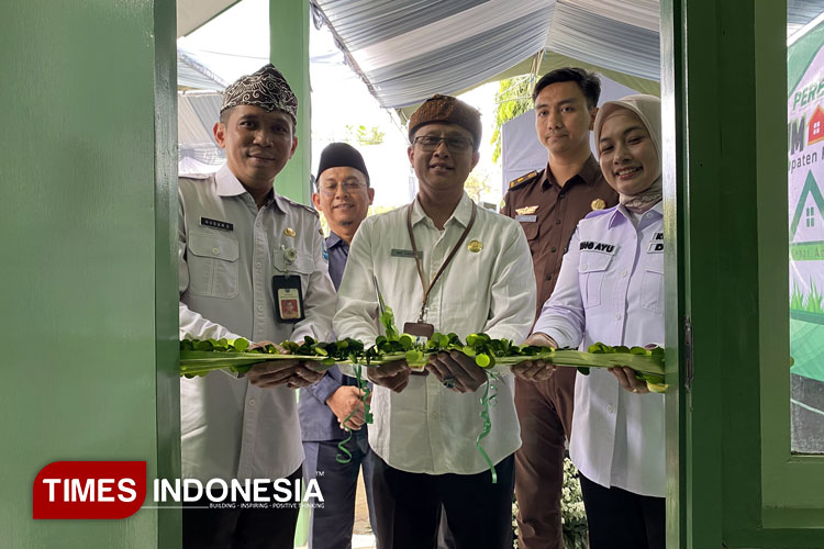 Peresmian Rumah SAE yang dilakukan dengan cara pemotongan pita. (Foto: Abdul Jalil/TIMES Indonesia)