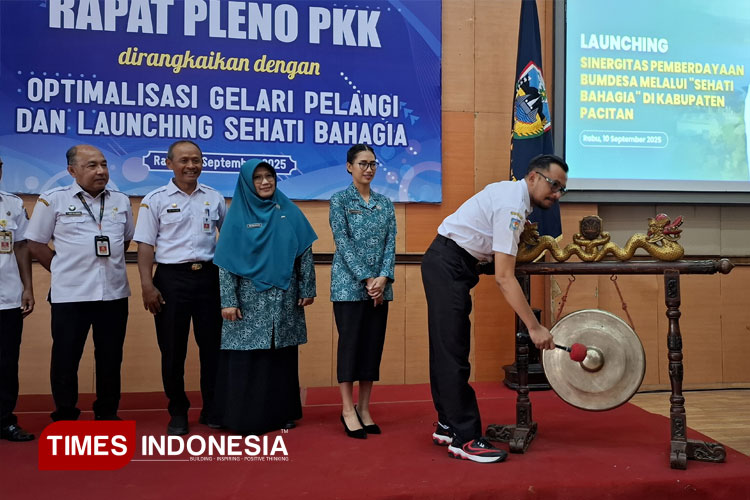 Pemukulan Gong bertana launching program Sehati Bahagia (Foto: Rojihan/TIMES Indonesia)