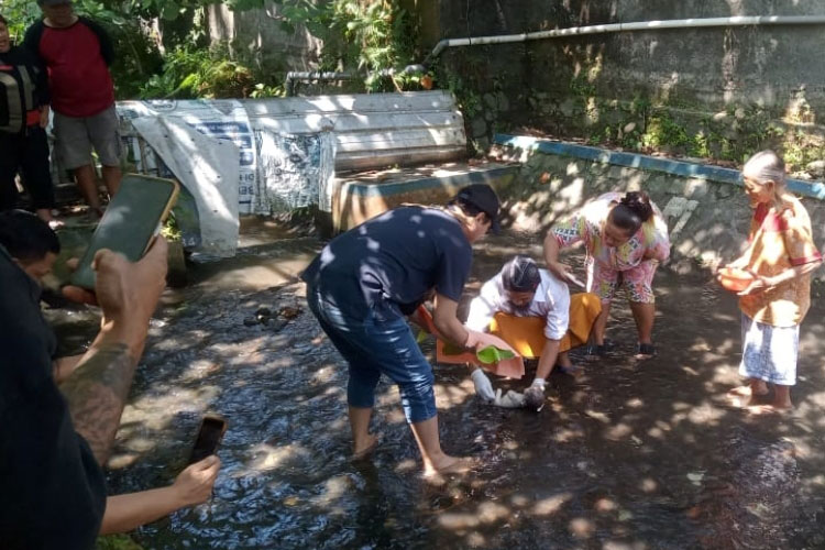 Sosok jasad bayi saat ditemukan warga di Sungai Paron Desa Tegalgondo Karangploso Kabupaten Malang, pada 24 Agustus 2025 lalu. (Foto: Polres Malang)