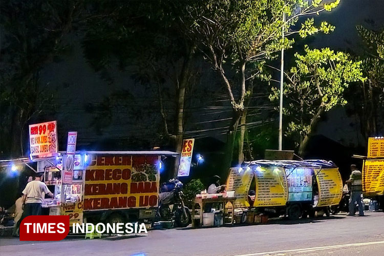Street Food dan Keramaian Malam yang Hidupkan Danau Unesa