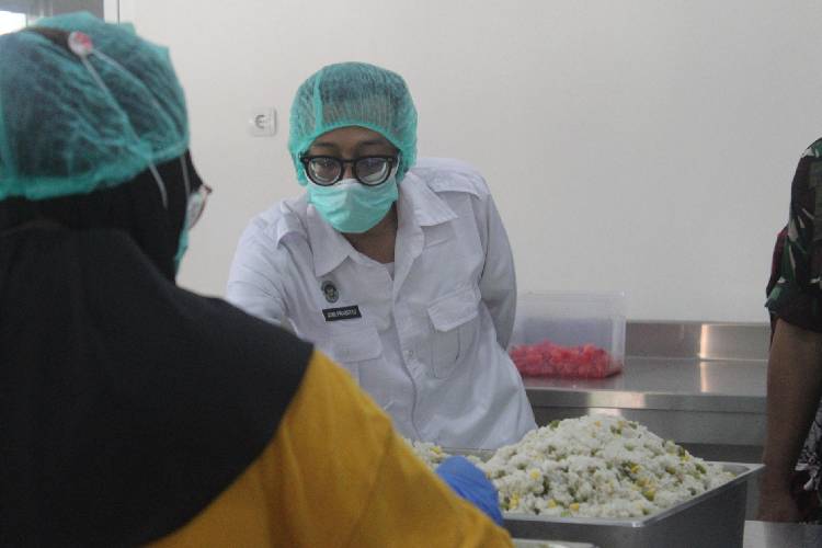 Suasana SPPG Margomulyo Seyegan ketika menyiapkan Makan Bergizi Gratis (MBG) (FOTO: A.Riyadi/TIMES Indonesia)