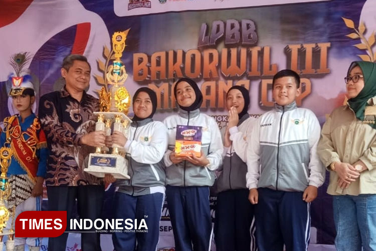 Tim Paskibraka SD Gresik Raih Juara Umum Lomba Baris-berbaris se-Jatim