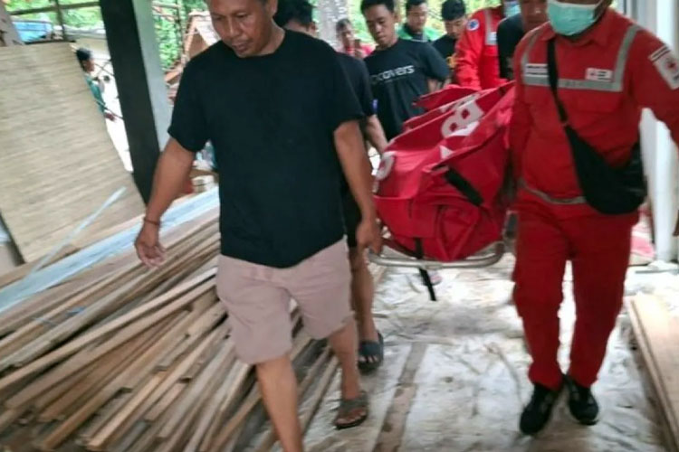 Tim SAR gabungan mengevakuasi korban diduga terseret banjir di Kerobokan, Kuta Utara, Kabupaten Badung, Bali, Rabu (10/9/2025). (FOTO: ANTARA/HO-Humas Polsek Kuta Utara)