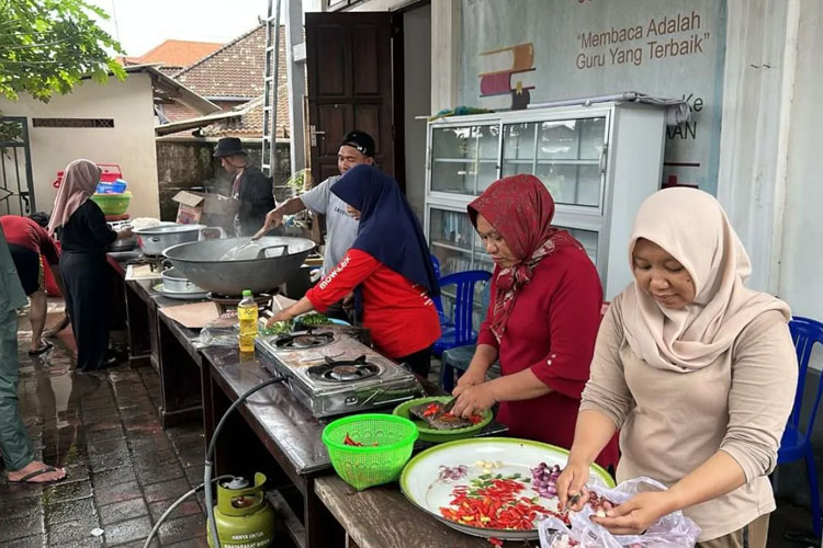 Warga Jembrana Gotong Royong Buka Dapur Umum untuk Korban Banjir