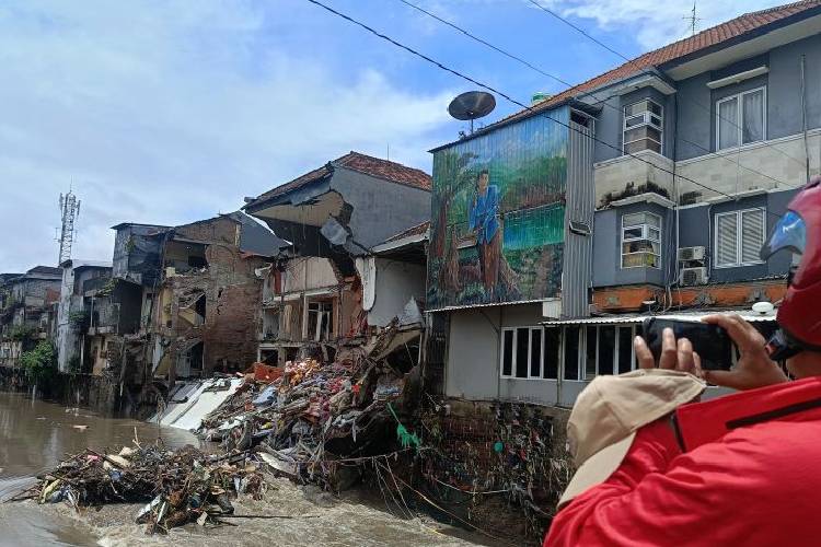 Warga menyaksikan bangunan ruko yang hancur dihantam banjir di Jalan Sulawesi, Denpasar, Bali, Rabu (10/9/2025). (ANTARA/Rolandus Nampu)