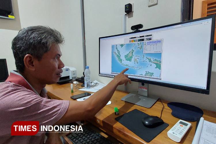 Prakirawan BMKG Kelas III Banyuwangi, Yustoto Windiarto. (Foto : Anggara Cahya/TIMES Indonesia)