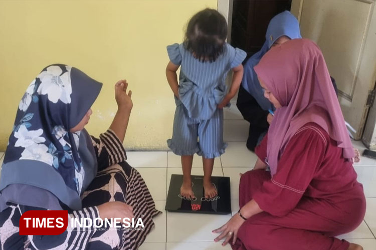 Pemantauan berat badan balita oleh kader Posyandu Desa Jrebeng Kecamatan Dukun. (Foto: Akmal/TIMES Indonesia)