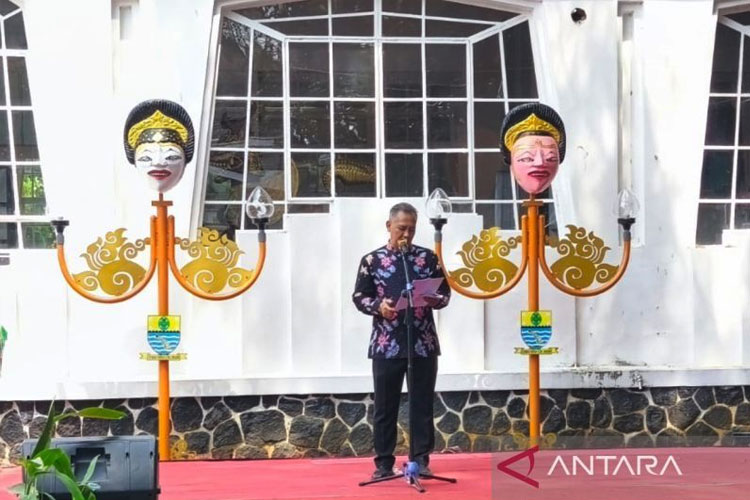Kepala Disbudpar Kota Cirebon Agus Sukmanjaya saat memaparkan program pengembangan wisata bahari di Cirebon, Jawa Barat, Kamis (11/9/2025). (Foto: ANTARA/Fathnur Rohman)