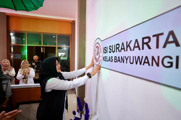 Bupati Banyuwangi, Ipuk Fiestiandani saat menghadiri pembukaan ISI Surakarta di Banyuwangi. (Foto : Humas Pemkab for TIMES Indonesia)