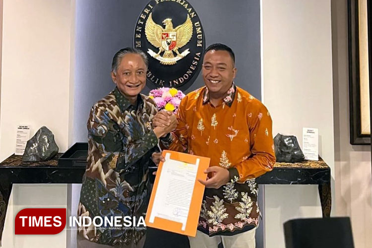 Bupati Situbondo, Yusuf Rio Wahyu Prayogo, bersama Menteri Pekerjaan Umum dan Perumahan Rakyat (Menteri PUPR), Dody Hanggodo. (Foto : Dokumentasi TIMES Indonesia)