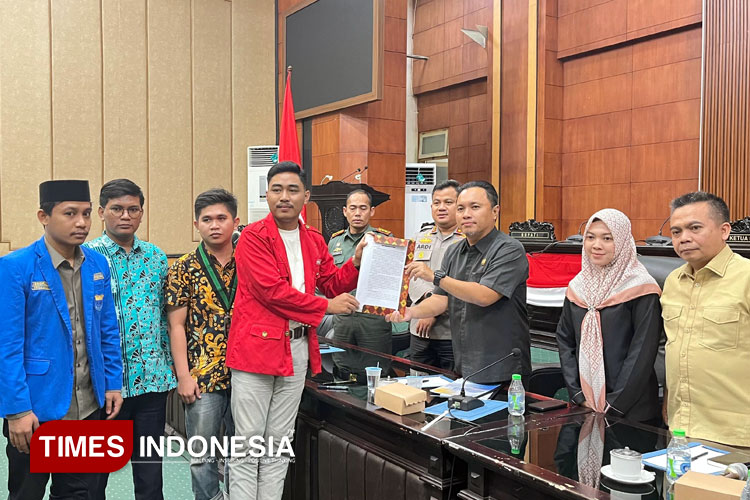 Cipayung Plus Kabupaten Jombang saat audiensi dan memberikan tuntutan ke DPRD Jombang, Kamis (11/9/2025). (FOTO: Rohmadi/TIMES Indonesia)