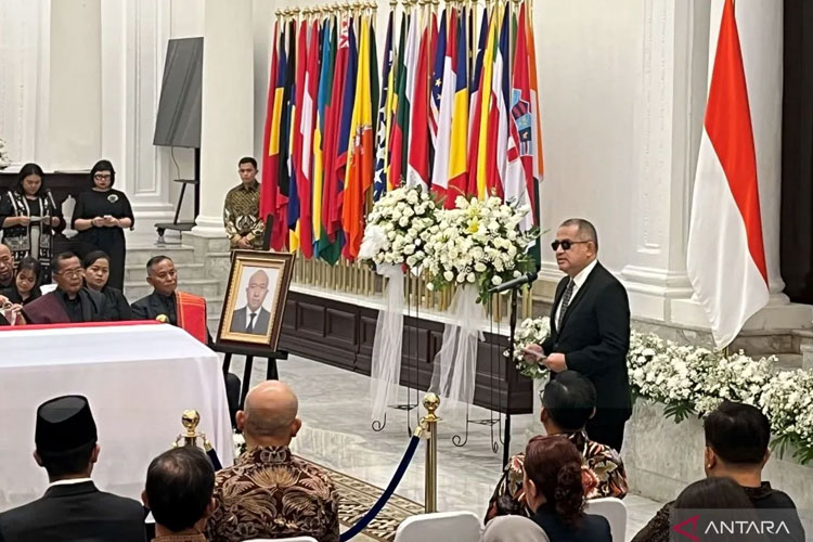 Duta Besar Peru, Luis Tsuboyama menghadiri acara penghormatan terakhir kepada mendiang Zetro Leonardo Purba di Gedung Pancasila Kemlu RI, Jakarta, Kamis (11/9/2025). (FOTO: Nabil Ihsan/ANTARA)