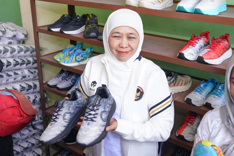 Gubernur Khofifah saat mengunjungi home industry sepatu merek Awake, milik Sofri di Kelurahan Kranggan, Kecamatan Kranggan, Kota Mojokerto, Kamis (11/9/2025). (FOTO: Dok.Humas Pemprov Jatim)