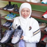 Gubernur Khofifah Puji Kualitas Sepatu Olahraga  Produksi UMKM Mojokerto, Tawarkan Ikut Misi Dagang