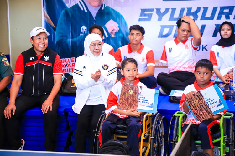 Tasyakuran Haornas 2025, Gubernur Khofifah Bagikan Bantuan untuk Atlet Paralimpik Jatim