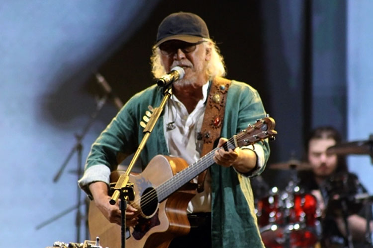 Musisi legendaris Iwan Fals lagu 100 Tahun Gontor, persembahan untuk memperingati satu abad Pondok Modern Darussalam Gontor Ponorogo. (Foto: WMSJ Gontor)