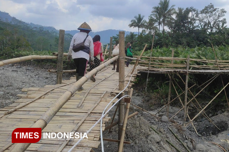Rehabilitasi jembatan Kali Merawu ruas jalan Bulukuning - Kubang Kecamatan Pagentan dikerjakan CV Indah Tirta Semesta. (FOTO: Muchlas Hamidi/TIMES Indonesia)