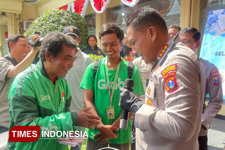 Momen ketika Kapolresta Banyuwangi, Kombes Pol. Rama Samtama Putra menyerahkan kunci dan bonus kepada Imron. (Foto : Anggara Cahya/TIMES Indonesia)