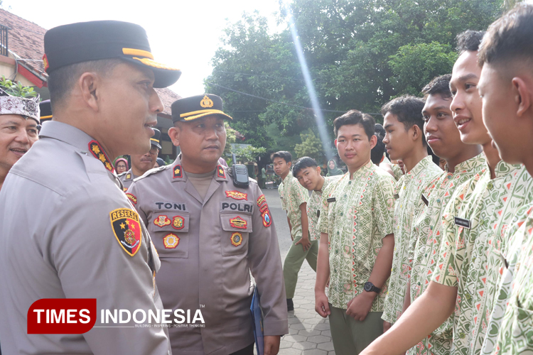 Kapolresta Banyuwangi Kombes Pol. Rama Samtama Putra saat menyapa pelajar di SMAN Taruna Bangsa, Giri. (Foto : Anggara Cahya/TIMES Indonesia)