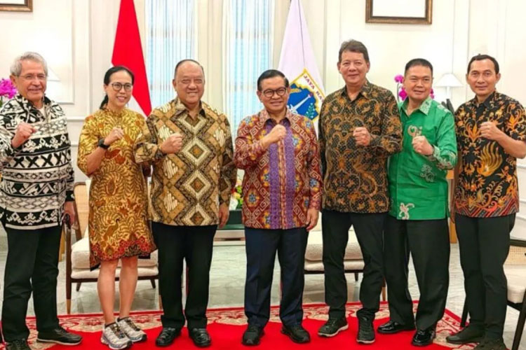 Ketua Umum KONI Pusat Marciano Norman (ketiga kiri) bersama Gubernur DKI Jakarta Pramono Anung (ketiga kanan) didampingi jajaran berfoto dalam pertemuan di Jakarta, Kamis (11/9/2025). (Foto: ANTARA/HO-Humas KONI Pusat)