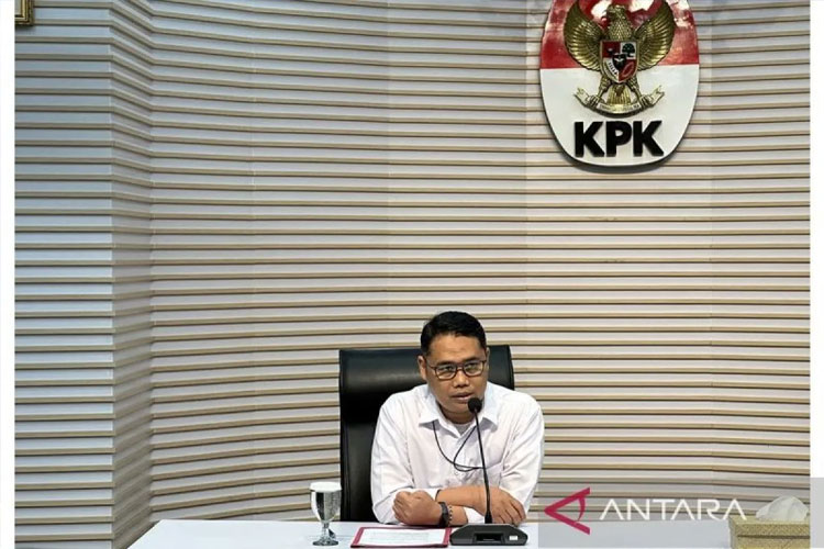 Pelaksana Tugas Deputi Penindakan dan Eksekusi Komisi Pemberantasan Korupsi Asep Guntur Rahayu memberikan keterangan di Gedung Merah Putih KPK, Jakarta, Rabu (10/9/2025). (ANTARA)