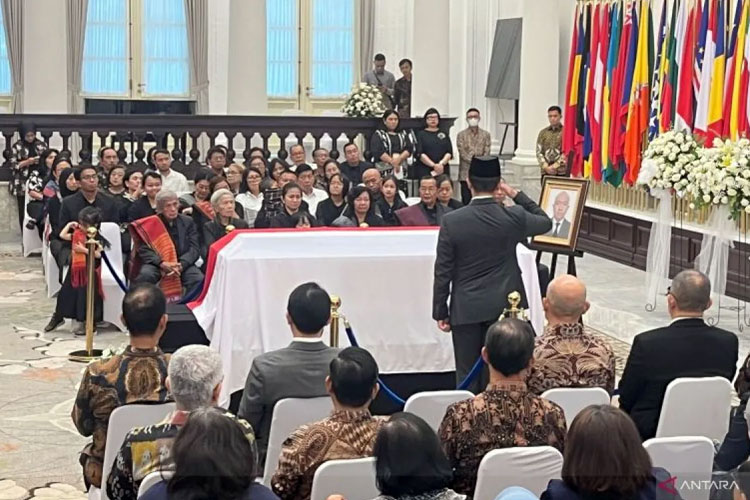 Menlu RI Tegaskan Janji Pemerintah Bantu Pendidikan Anak dari Zetro Leonardo Purba