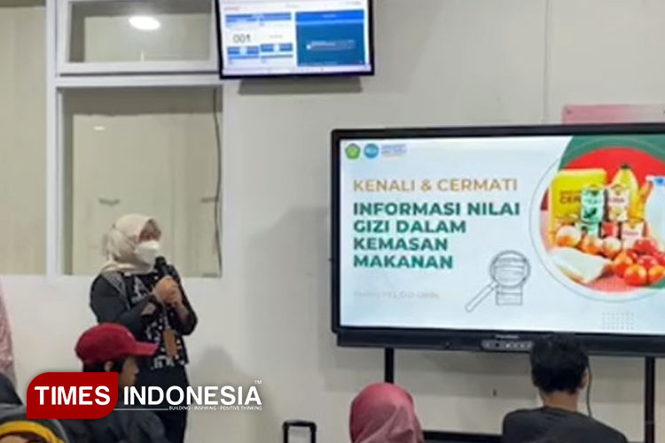 Nutrisionis RSUD Pandega Pangandaran sedang menjelaskan cara mengenali informasi nilai gizi dalam kemasan. (Foto : Acep Rifki Padilah/TIMES Indonesia)