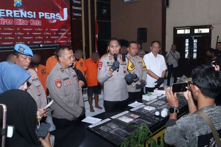 Polres Blitar Polda Jatim saat press conference penangkapan 9 tersangka hasil Operasi Tumpas Narkoba 2025, Kamis (11/9/2025). (FOTO: Dok.Humas Polda Jatim)