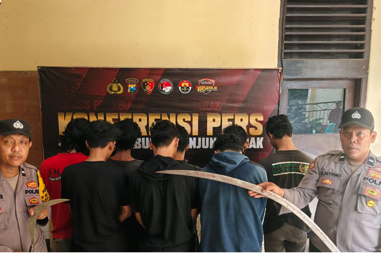 Delapan anggota gangster yang terlibat tawuran diamankan Polsek Kenjeran Surabaya, Kamis (11/9/2025). (Foto: Dok.Humas Polda Jatim)