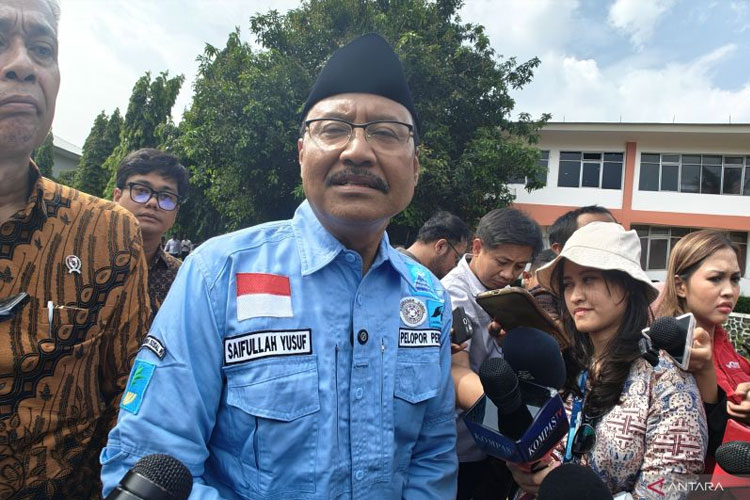 Menteri Sosial Saifullah Yusuf menjawab pertanyaan wartawan, Kamis (11/9/2025) di Jakarta. (FOTO: ANTARA/M Riezko Bima Elko Prasetyo)