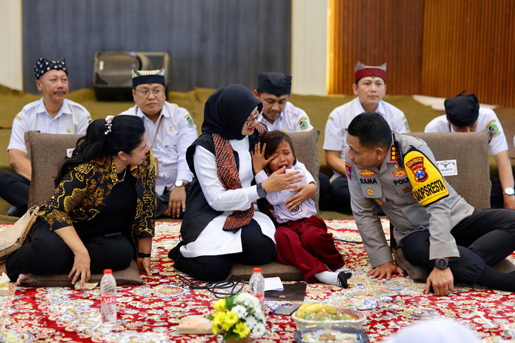 Tangis Rindu Ibu, Siswa Sekolah Rakyat Banyuwangi Peluk Erat Bupati Ipuk
