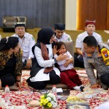 Tangis Rindu Ibu, Siswa Sekolah Rakyat Banyuwangi Peluk Erat Bupati Ipuk