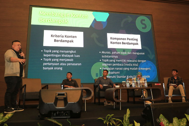 Subagja Hamara, General Manager Harapan Rakyat, saat paparan Konten Berdampak pada Jabar Media Summit 2025.