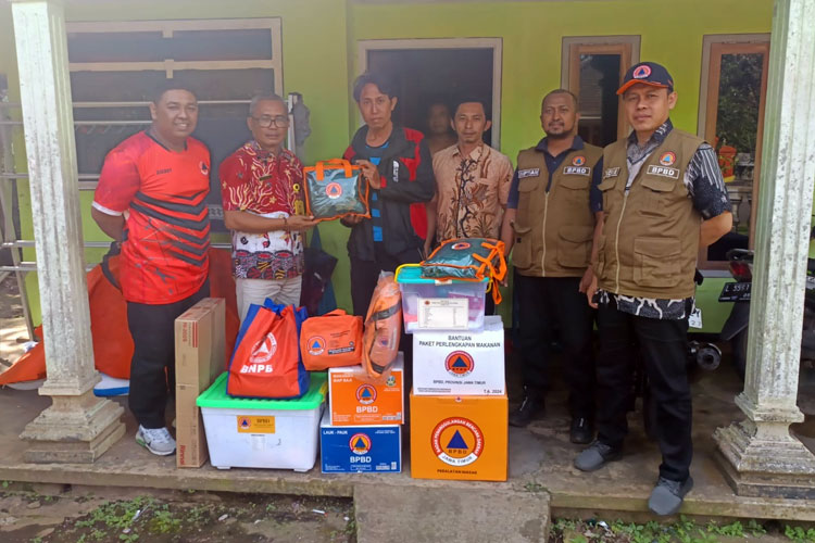 Tim BPBD Kabupaten Malang menyerahkan bantuan logistik keluarga terdampak angin kencang, di Desa Gandungsari Tirtoyudo Kabupaten Malang, Kamis (11/9/2025). (Foto: BPBD)