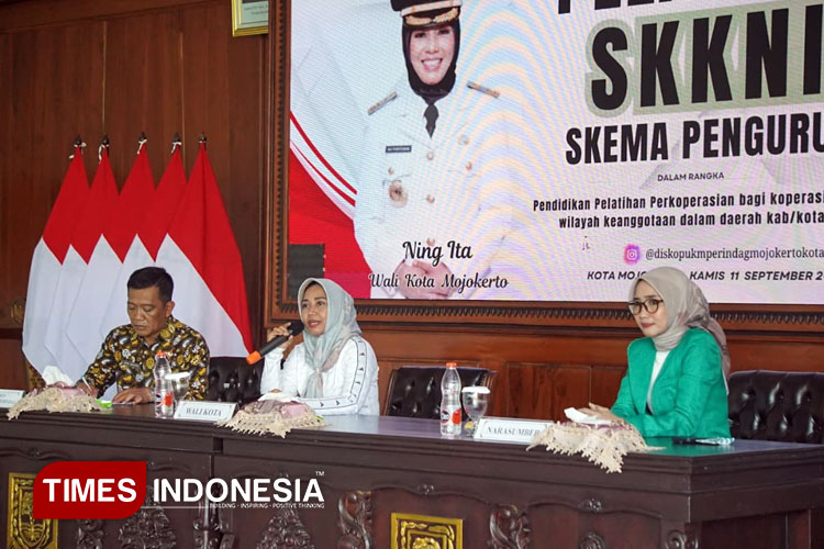 Wali Kota Mojokerto, Ika Puspitasari pada saat menyampaikan pentingnya gerakan koperasi agar menjadi badan usaha beromset besar, Kamis (11/9/2025). (Foto: Dok. TIMES Indonesia)