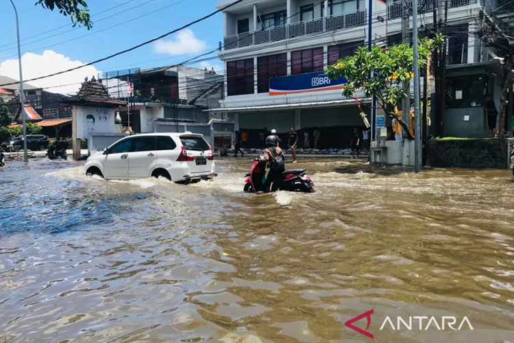 Seorang pengendara motor terjebak dalam air akibat banjir di Jalan Dewi, Badung, Bali, Sabtu (8/10/2022). (FOTO: ANTARA/Rolandus Nampu)