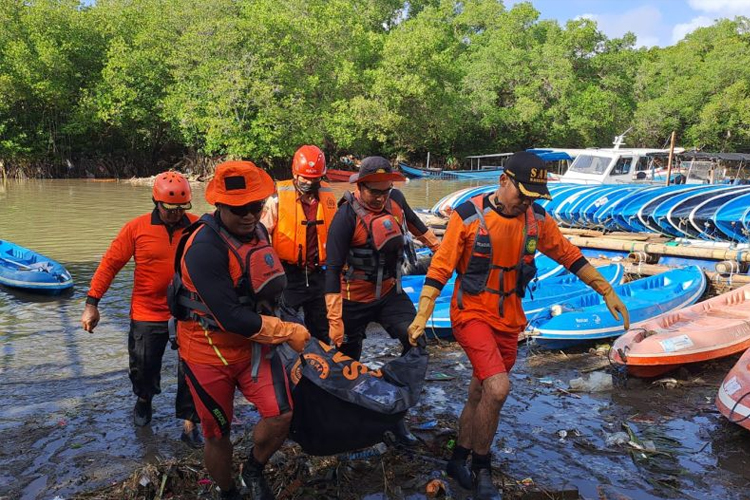 Tim SAR gabungan mengevakuasi empat jenazah korban banjir di Waduk Tukad Badung, Denpasar, Kamis (11/9/2025). (FOTO: ANTARA/HO-Basarnas Bali)