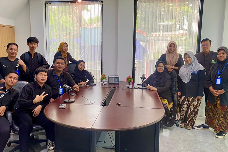 Podcast bertema fotografi yang digelar oleh para siswa PKL Dinas Komunikasi dan Informatika (Dinkominfo) Kabupaten Blora di LPPL Radio Gagak Rimang Blora. (FOTO: Kominfo Blora)
