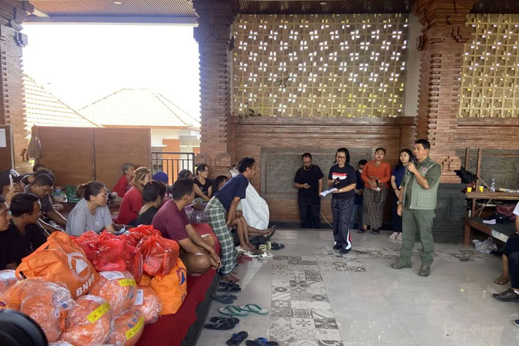 Kepala BNPB Letjen TNI Suharyanto diskusi di posko pengungsian soal rumah kos korban banjir Bali yang hanyut, Denpasar, Kamis 11/9/2025. ANTARA