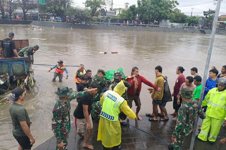 Petugas gabungan saat mengevakuasi salah satu korban banjir yang ditemukan tewas di aliran sungai Taman Pancing, Kota Denpasar, Bali, pada Rabu (10/8/2025). /Dok. Humas Polresta Denpasar