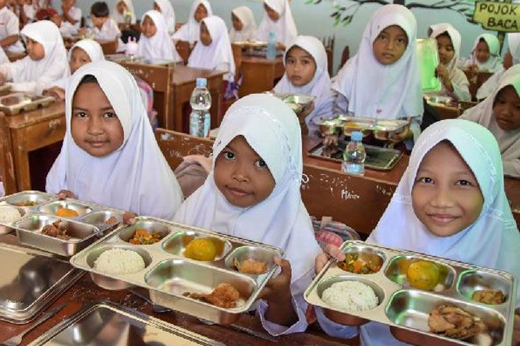 Ilustrasi - Siswa menunjukkan menu makanan saat uji coba program Makan Bergizi Gratis (MBG). (FOTO: ANTARA/Adeng Bustomi)