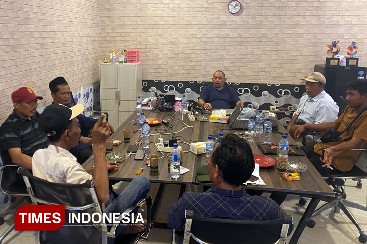 Belawan petani asal Desa Alasrejo, Kecamatan Wongsorejo, Banyuwangi, Jawa Timur, temui wakil rakyat dari Partai NasDem, Zamroni SH. (Foto : Syamsul Arifin/TIMES Indonesia)