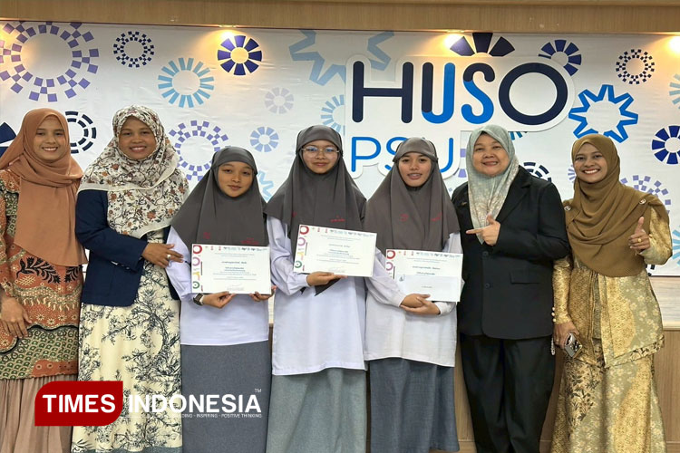 Kisah Mahasiswa UM Antarkan Siswa Attarkiah Juara Debat Tingkat Kerajaan Thailand