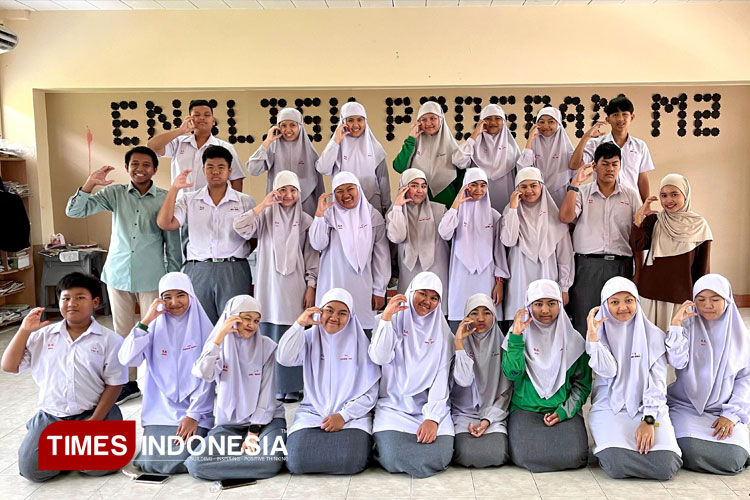 Berkat Latihan Choral Speaking Mahasiswa UM, Siswa Thailand Tampil Pede di Panggung