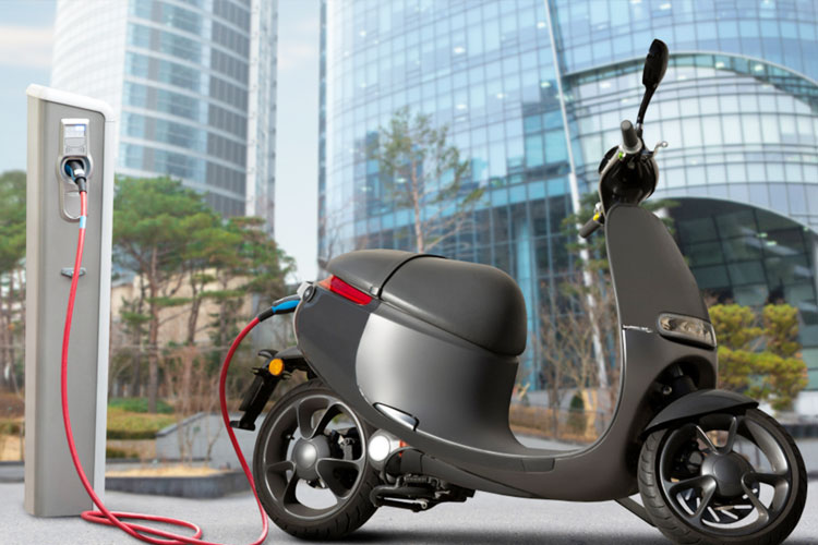 Pemberian insentif pembelian motor listrik tengah dikaji kembali oleh pemerintah. Pemberian insentif tersebut kemungkinan akan digabung ke dalam paket stimulus ekonomi kuartal III-2025. (FOTO: radarbanyumas.disway.id)